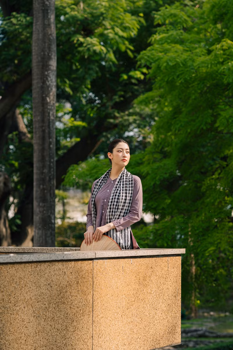 Bộ ảnh không chỉ là lời tri ân đối với những người phụ nữ đã sống và cống hiến trong thời chiến, mà còn là sự kết nối giữa các thế hệ phụ nữ Việt Nam. luong-thuy-linh-30-9.png