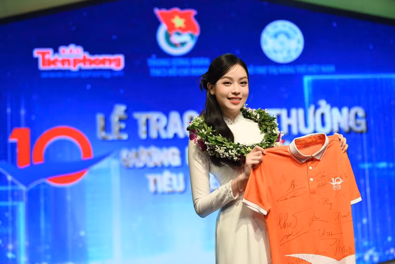 Bên cạnh đó, nàng hậu cũng không quên cảm ơn tất cả sự yêu thương, ủng hộ từ quý khán giả, sự đồng hành từ những người thân yêu dành cho cô. thanh-thuy-1.jpg