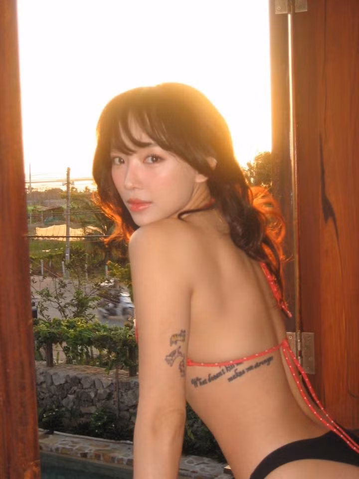 Trong bộ ảnh mới, Tóc Tiên lựa chọn thiết kế bikini tối giản nhưng tinh tế, giúp tôn lên đường cong cơ thể một cách nổi bật. toc-tien-1.jpg