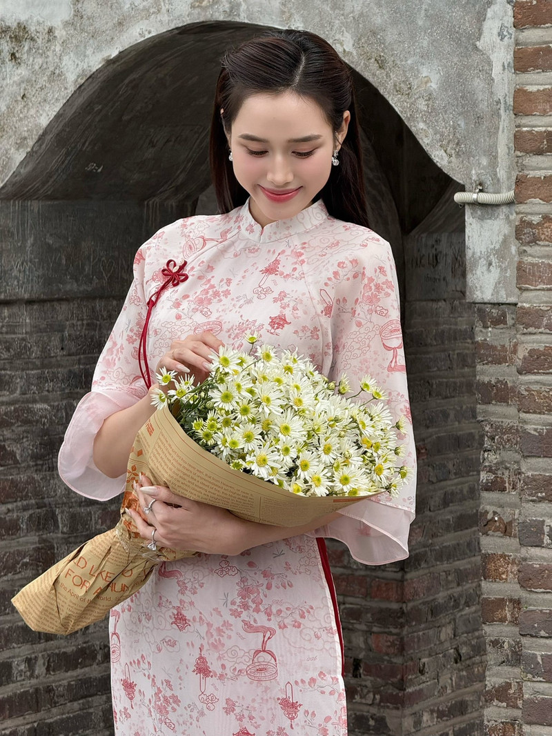 Rõ ràng, sau khi kết hôn, Đỗ Thị Hà không chỉ “thay đổi để chín chắn hơn”, mà dường như còn tìm được sự cân bằng giữa thanh lịch, truyền thống và nét hiện đại, một hình ảnh đáng ngưỡng mộ ở tuổi 24. do-thi-ha-5.jpg