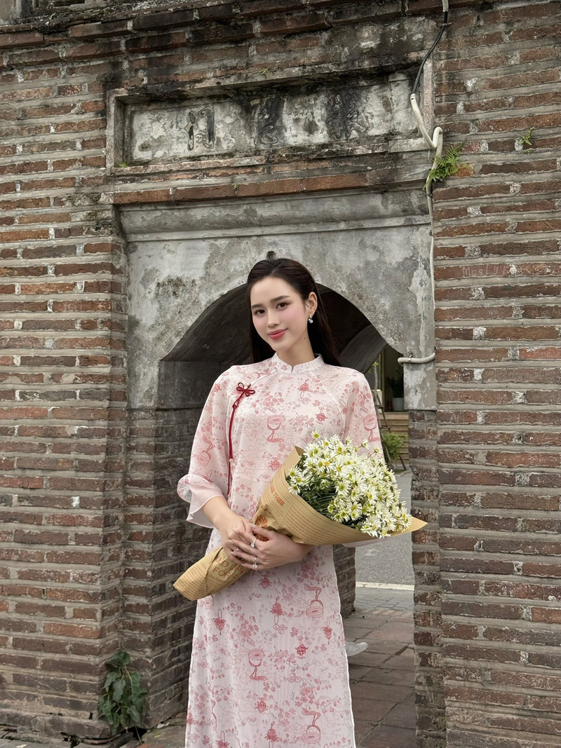 Bên cạnh đó, nhiều khán giả nhận xét rằng từ khi kết hôn, cô thay đổi không chỉ về phong cách mà cả thần thái từ nụ cười dịu dàng, ánh mắt hạnh phúc, đến cách tạo dáng tự nhiên. do-thi-ha-1.jpg