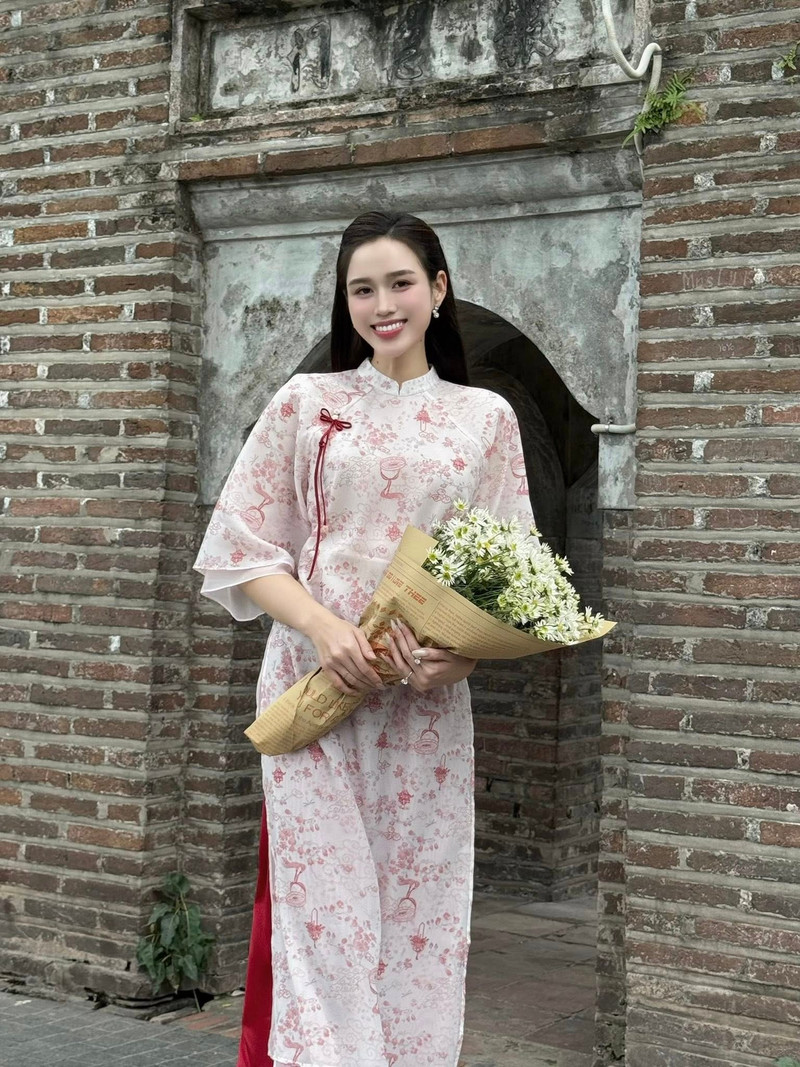 Không chỉ về nhan sắc, nhiều người còn khen gu thẩm mỹ của Đỗ Thị Hà, khi biết lựa chọn trang phục phù hợp với bối cảnh và khoảnh khắc sống, từ đó lan tỏa hình ảnh tích cực về vẻ đẹp phụ nữ Việt. do-thi-ha-2.jpg