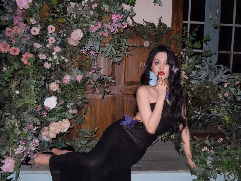 Điều này đã làm dấy lên nghi vấn phải chăng người đẹp gốc Trà Vinh đã can thiệp dao kéo để trùng tu lại nhan sắc. ngoc-trinh-1.jpg