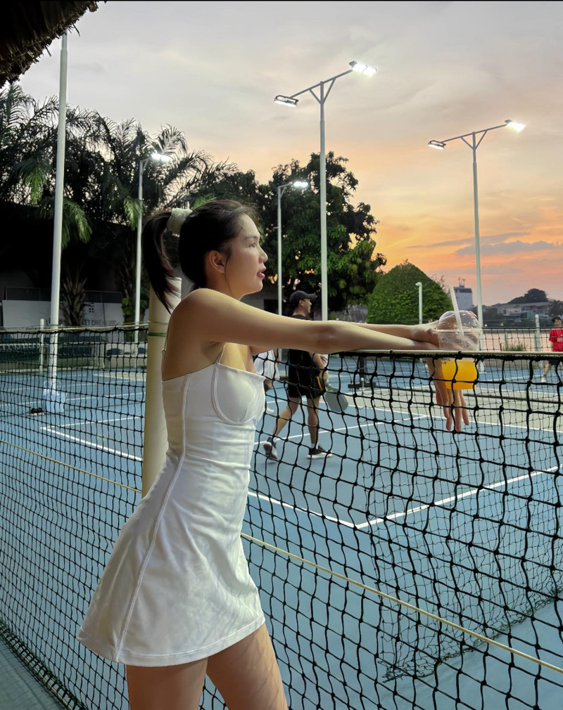 Khác với những bộ hình thời trang được đầu tư kỹ lưỡng hay những bộ ảnh gợi cảm quen thuộc, lần xuất hiện này của Ngọc Trinh mang đến cảm giác gần gũi, trẻ trung hơn. ngoc-trinh-3.jpg