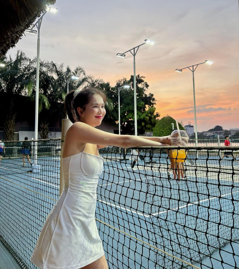 Ngọc Trinh tự tin diện trên mình chiếc váy hai dây dáng ngắn ôm sát cơ thể, khoe khéo vòng một đẹp cùng đôi chân dài thon gọn vốn là điểm mạnh của cô. ngoc-trinh-4.jpg