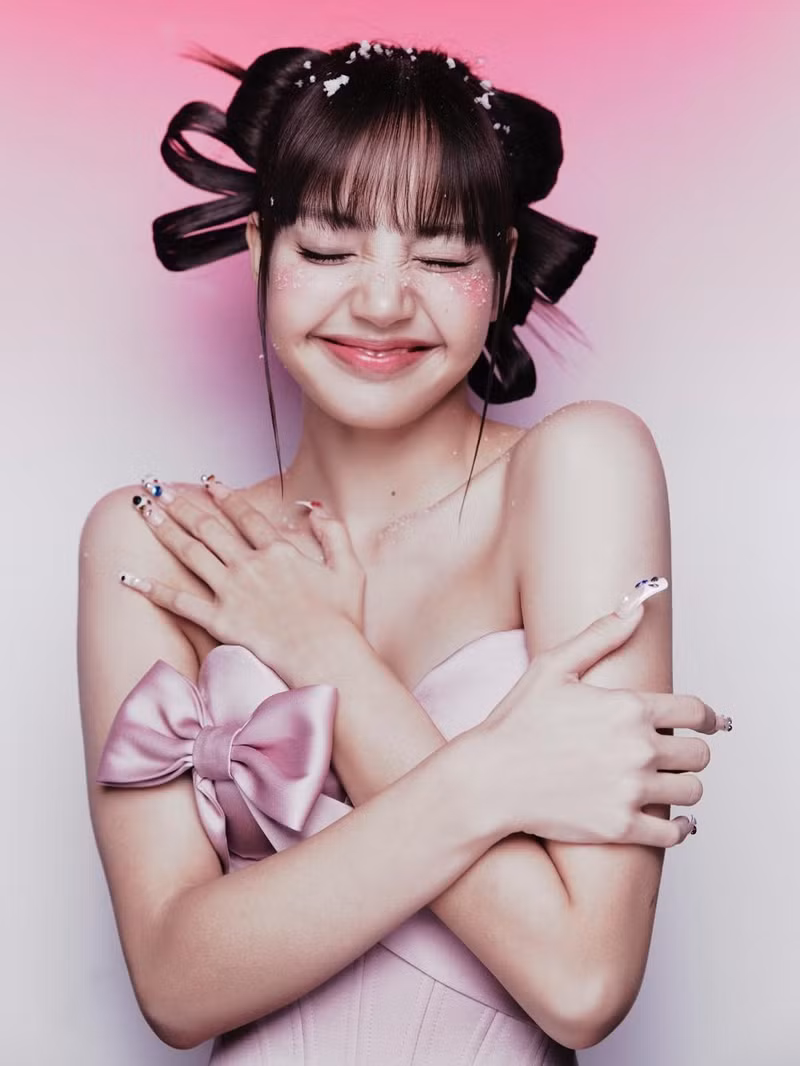 Tông màu tươi sáng kết hợp cùng cách phối đồ tinh tế không chỉ giúp nữ ca sĩ tỏa sáng mà còn làm nổi bật nét năng động, cá tính vốn đã trở thành “thương hiệu” của cô. lisa-1.jpg