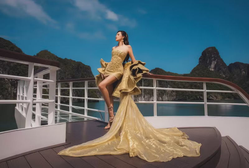 Với kinh nghiệm trình diễn chuyên nghiệp, từng đại diện Việt Nam tại đấu trường nhan sắc quốc tế, cô tự tin thể hiện phong độ ổn định cùng cách tạo dáng ấn tượng. 86a3312.jpg