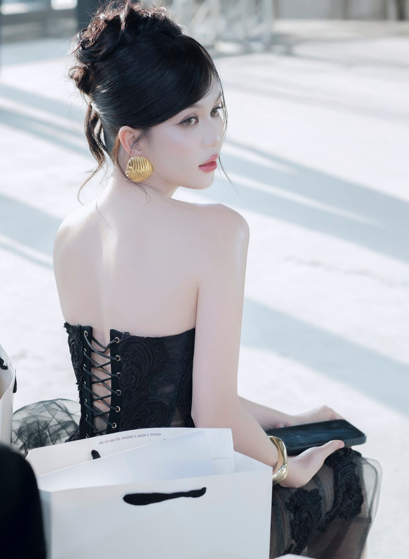 Nhiều bình luận bày tỏ sự ngỡ ngàng, cho rằng cô như “phát sáng” giữa khung hình nhờ làn da mượt mà không tì vết. ngoc-trinh-3.jpg