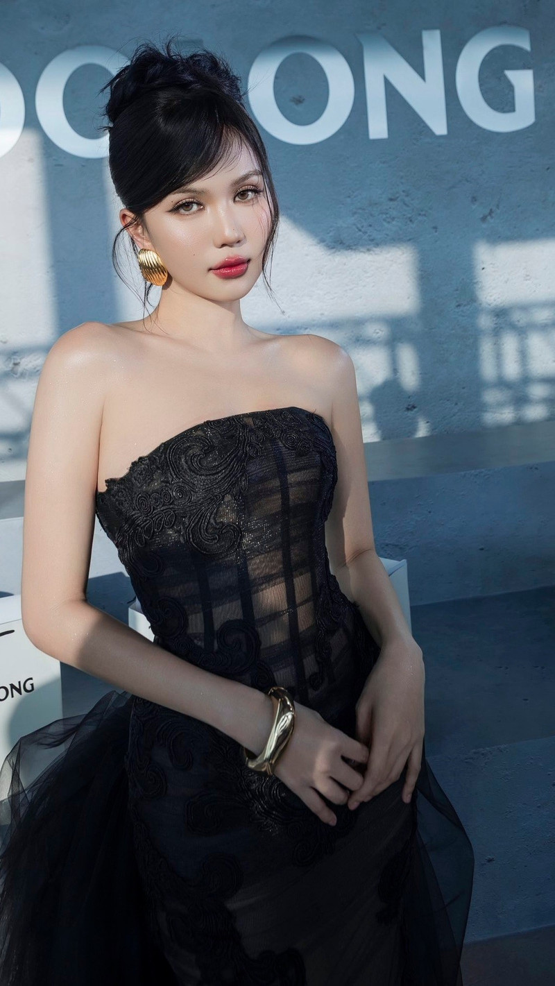 Mỗi lần xuất hiện, nữ hoàng nội u lại mang đến một diện mạo mới, khi thì ngọt ngào nữ tính, lúc lại cá tính hiện đại hoặc bùng nổ với phong cách gợi cảm. ngoc-trinh-10.jpg