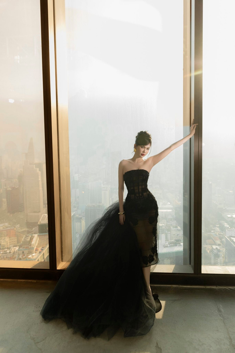 Mỗi khoảnh khắc được chia sẻ đều trở thành chủ đề được bàn luận sôi nổi trên mạng xã hội, chứng minh sức ảnh hưởng bền bỉ của cô trong lòng công chúng. ngoc-trinh-7.jpg