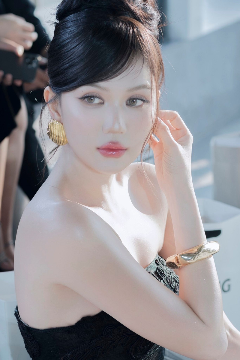 Nữ hoàng nội y” Ngọc Trinh tiếp tục chứng minh sức hút khó bàn khi chia sẻ loạt ảnh mới trên trang cá nhân. ngoc-trinh-1.jpg