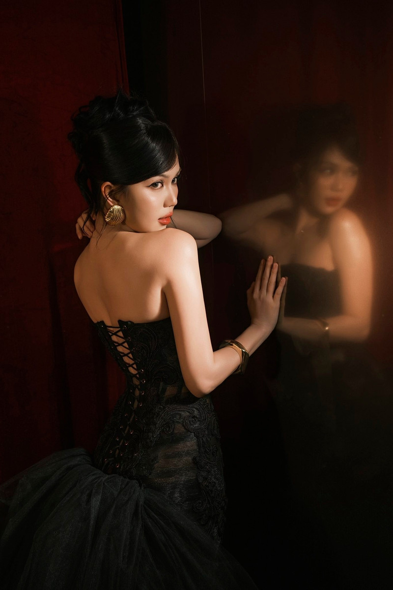 Không chỉ là gương mặt quen thuộc trong showbiz Việt, Ngọc Trinh còn luôn biết cách giữ sức hút bằng hình ảnh chỉn chu, phong cách thời trang biến hóa và khả năng tự tin trước ống kính. ngoc-trinh-8.jpg