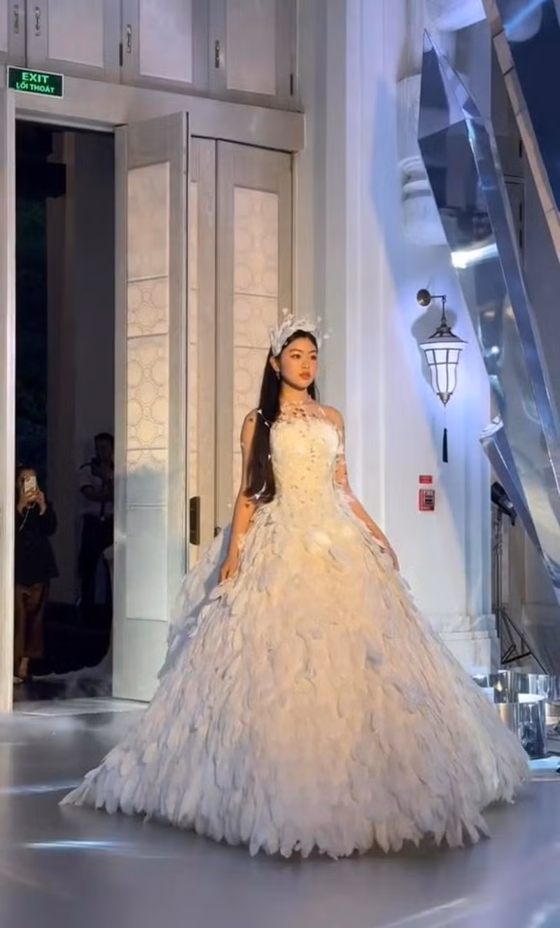 Mới đây, Lọ Lem - con gái Quyền Linh đã trở thành tâm điểm chú ý khi xuất hiện trong vai trò người mẫu. lọ lem 1.jpg