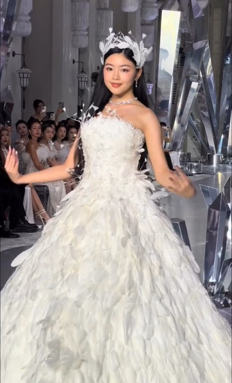 Không chỉ xinh đẹp, con gái Quyền Linh còn rất giỏi giang. lọ lem 10.jpg