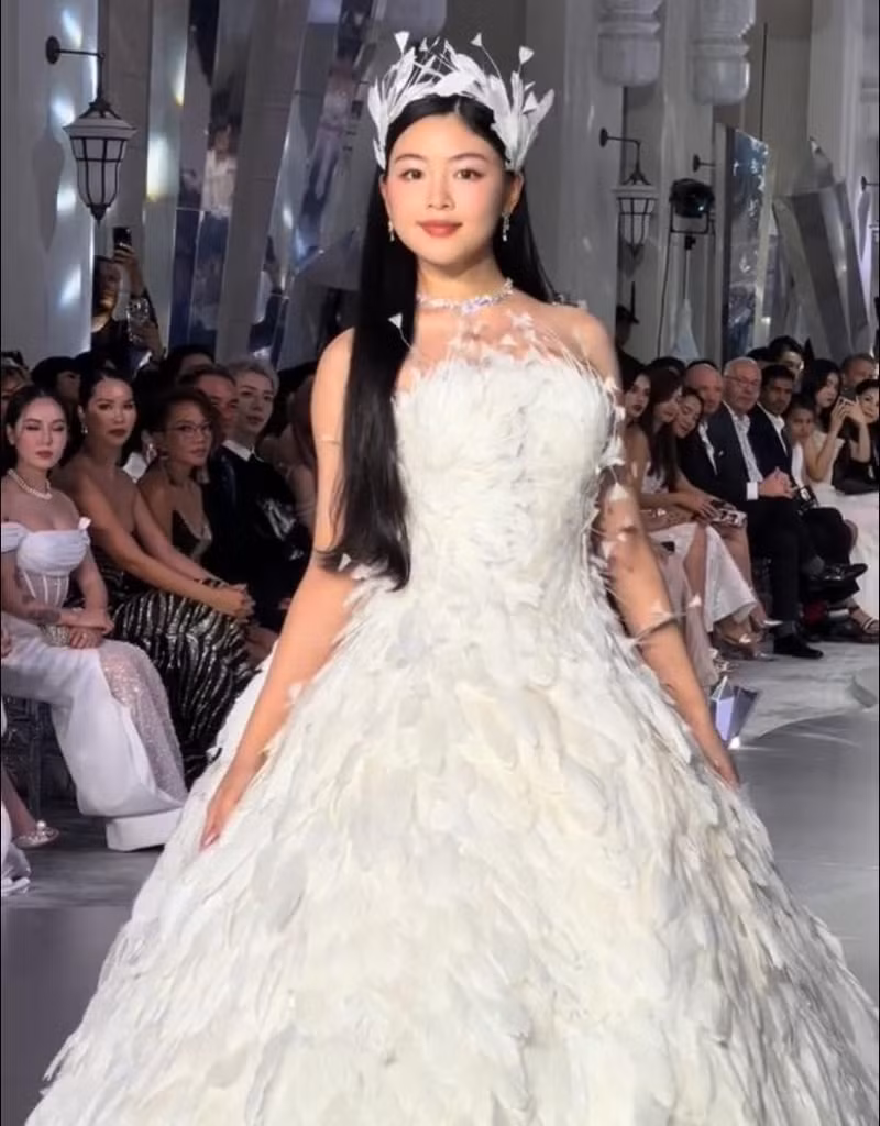 Cô nàng sải bước đôi lúc có chút loạng choạng và thần thái chưa hoàn toàn thể hiện được sự tự tin. lọ lem 6.jpg