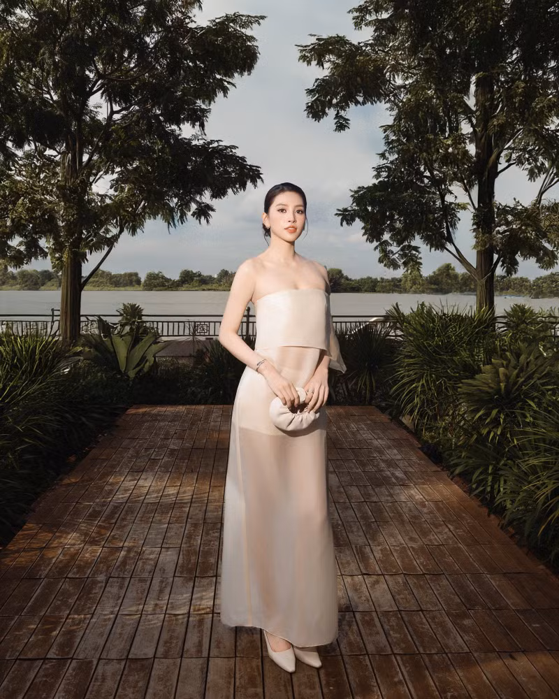 Với lần xuất hiện này, người đẹp xứ Quảng một lần nữa chứng minh rằng không cần quá nhiều chiêu trò hay tạo hình gây sốc, đôi khi chỉ cần một bộ trang phục vừa vặn, một ánh nhìn nhẹ nhàng cũng đủ khiến công chúng “đổ gục”. tieu-vy-5.jpg