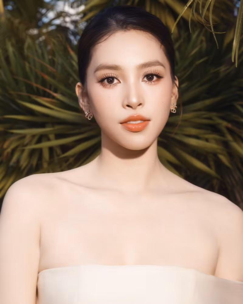 Hoa hậu Tiểu Vy đã khiến mạng xã hội “dậy sóng” khi chia sẻ loạt ảnh mới khi tham dự một sự kiện thời trang lớn của một nhà mốt danh tiếng. tieu-vy-3.jpg