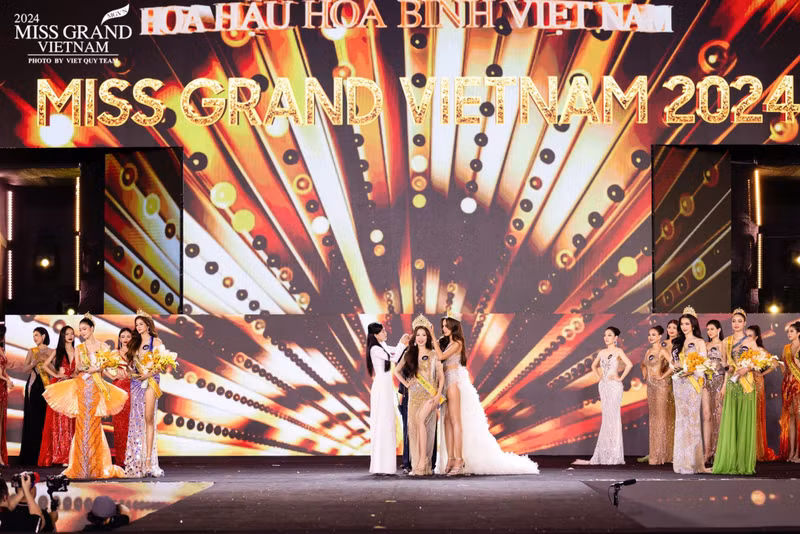Sau những giây phút hồi hộp, chiếc vương miện danh giá đã tìm được chủ nhân mới, đó chính là người đẹp Võ Lê Quế Anh đến từ Quảng Nam. Miss Grand 2.jpg