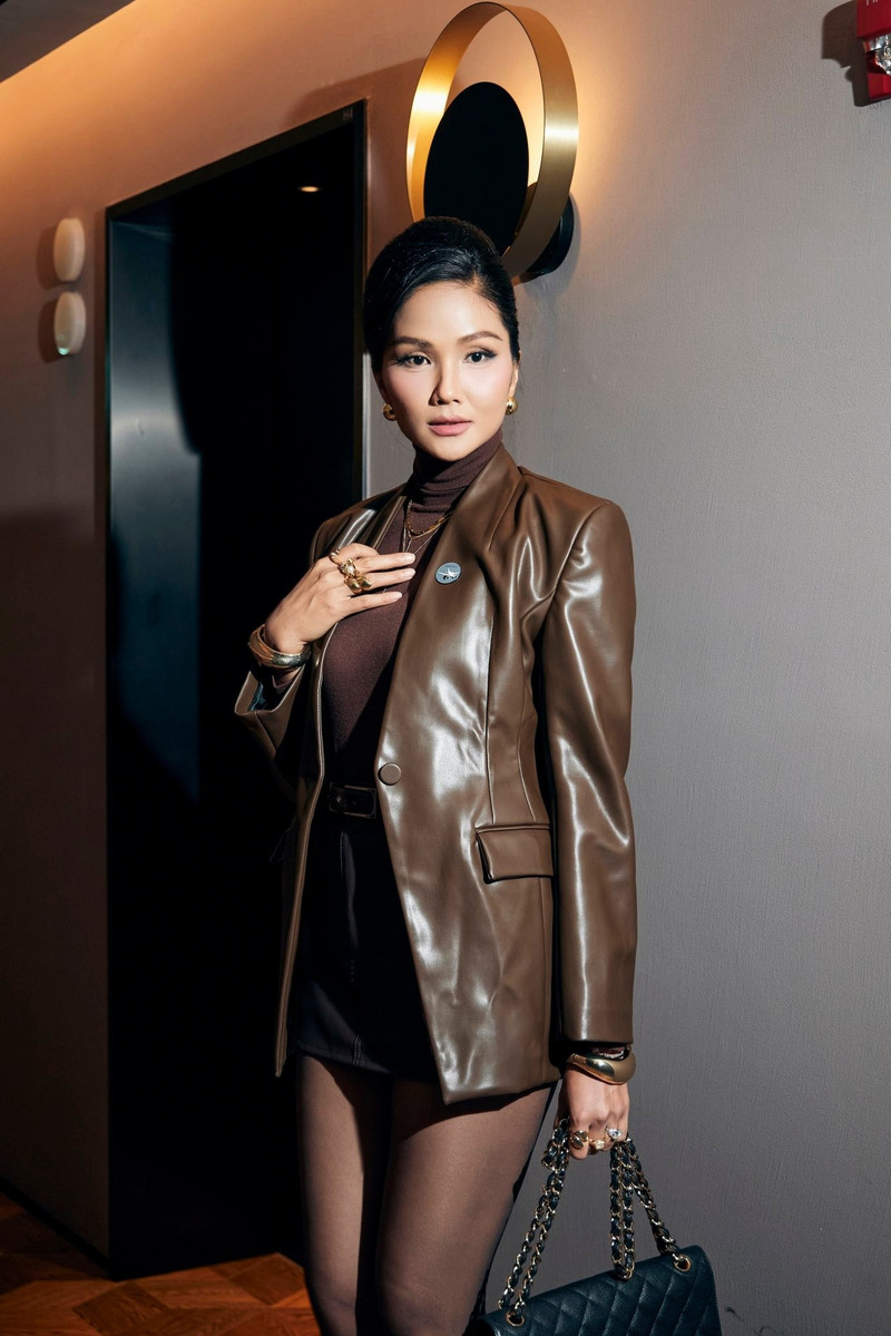 Chiếc túi hàng hiệu không làm lu mờ cá tính vốn có của nàng hậu, mà ngược lại giúp cô khắc họa rõ nét hơn hình ảnh người phụ nữ trưởng thành, biết trân trọng giá trị bản thân sau khi lập gia đình. hhen-nie-3.jpg