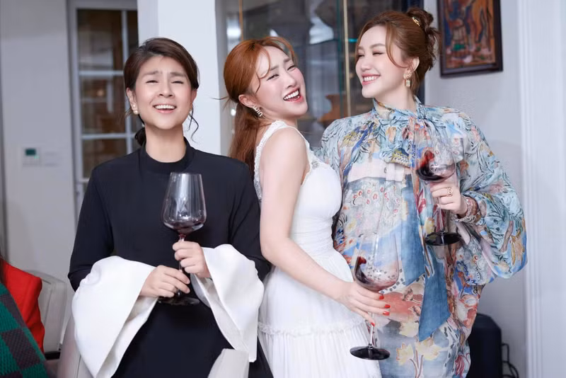 Tuy nhiên, bên dưới phần bình luận, khi có một số khán giả để lại bình luận: "Tại sao chị yêu của em lại mặc đồ rộng ạ. Em biết rồi nha", Bảo Thy liền có động thái như ngầm phủ nhận rằng: "Bé ơi chị uống vang rần rần đó là biết dữ chưa". bao-thy-7.jpg