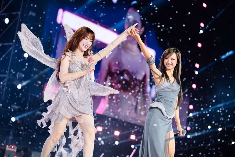 Trong đêm nhạc tri ân khán giả vừa qua, Hòa Minzy khiến công chúng không khỏi bất ngờ khi “chơi lớn” với tiết mục được đánh giá là táo bạo, chưa từng có trên sân khấu âm nhạc Việt Nam. hoa-minzy-12.jpg