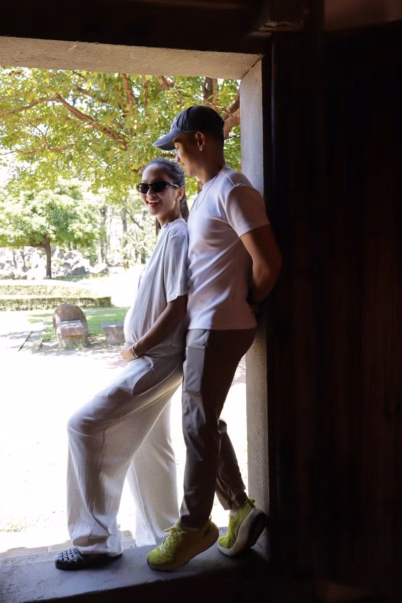 Cô ưu tiên các món luộc, hấp, ăn đủ chất mà vẫn kiểm soát lượng calo, điển hình là khoai lang, ức gà, rau xanh. hhen-nie-10.jpg