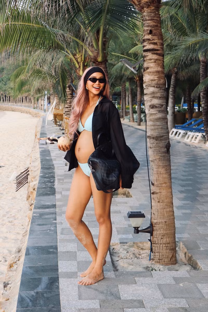 Hoa hậu H'Hen Niê mới đây đã làm dậy sóng mạng xã hội khi chia sẻ loạt hình ảnh diện bikini hai mảnh khoe khéo bụng bầu. hhen-nie-1.jpg