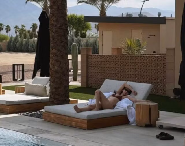 Mảnh ghép hoàn hảo của BLACKPINK thoải mái tạo dáng với nhiều tư thế khác nhau trong bộ trang phục nhỏ xíu. jennie-5-7669.jpg