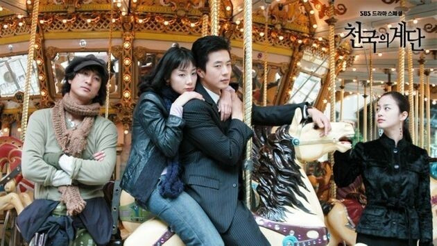 Nấc thang lên thiên đường kể về hai người yêu nhau từ thuở nhỏ bị chia cắt bởi sự ghen tuông, mất mát và số phận. Bộ phim nổi tiếng với cốt truyện đầy nước mắt và những cảnh quay mang tính biểu tượng. phim-6.jpg