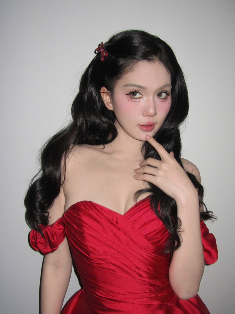 Trong loạt ảnh mới được chia sẻ, Ngọc Trinh lựa chọn chiếc đầm đỏ cúp ngực rực rỡ – gam màu biểu tượng của mùa Giáng sinh, đồng thời cũng là sắc màu giúp tôn lên làn da trắng mịn cùng vóc dáng gợi cảm. ngoc-trinh-5.jpg