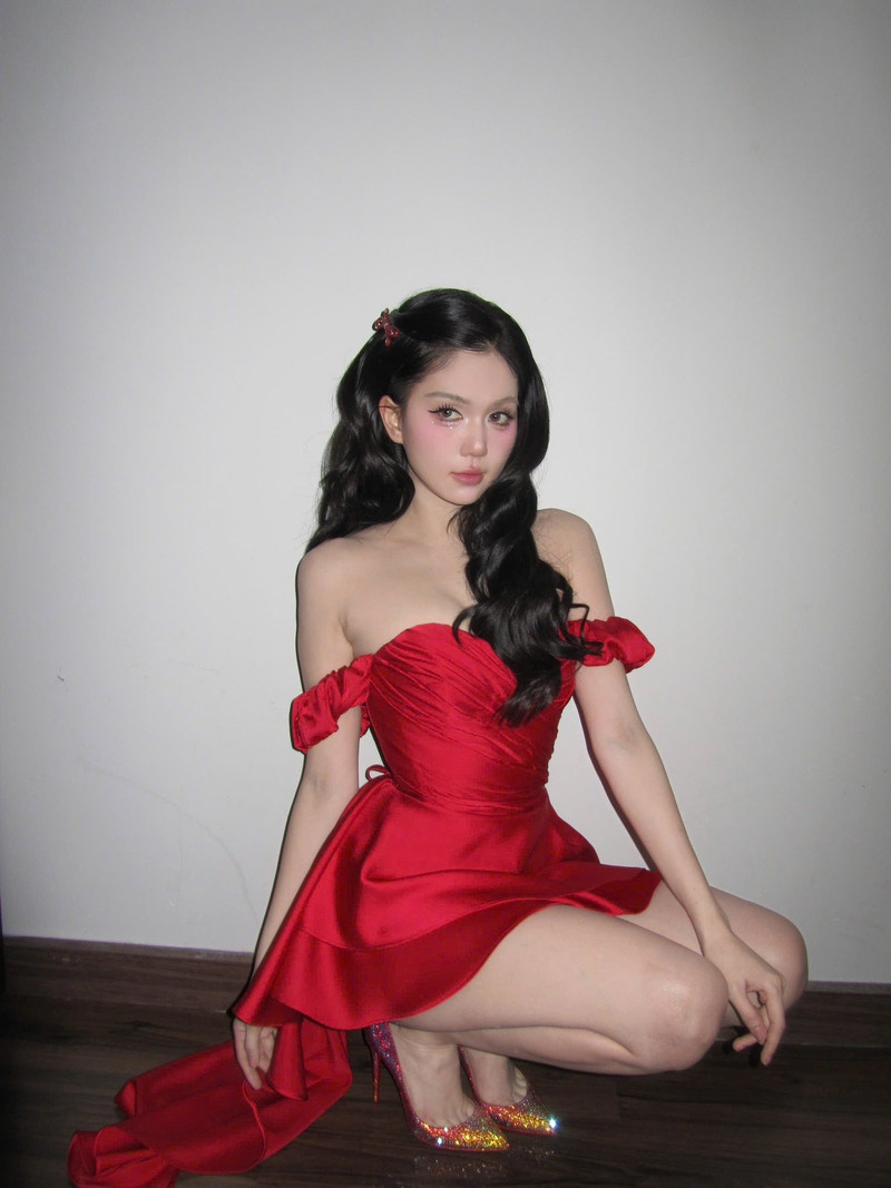 Ngọc Trinh lựa chọn phong cách trang điểm ấn tượng với điểm nhấn tập trung vào đôi mắt. Lối trang điểm này vừa mang đến vẻ ngọt ngào, nữ tính, vừa tạo chiều sâu, giúp gương mặt thêm sắc sảo và cuốn hút. ngoc-trinh-4.jpg