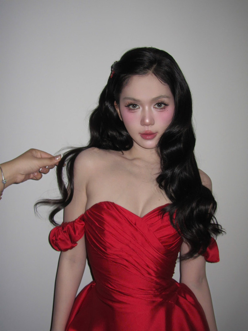 Thiết kế ôm sát cơ thể, khéo léo khoe vòng một đầy đặn và bờ vai trần quyến rũ, giúp người đẹp trở thành tâm điểm ngay từ cái nhìn đầu tiên. ngoc-trinh-6.jpg