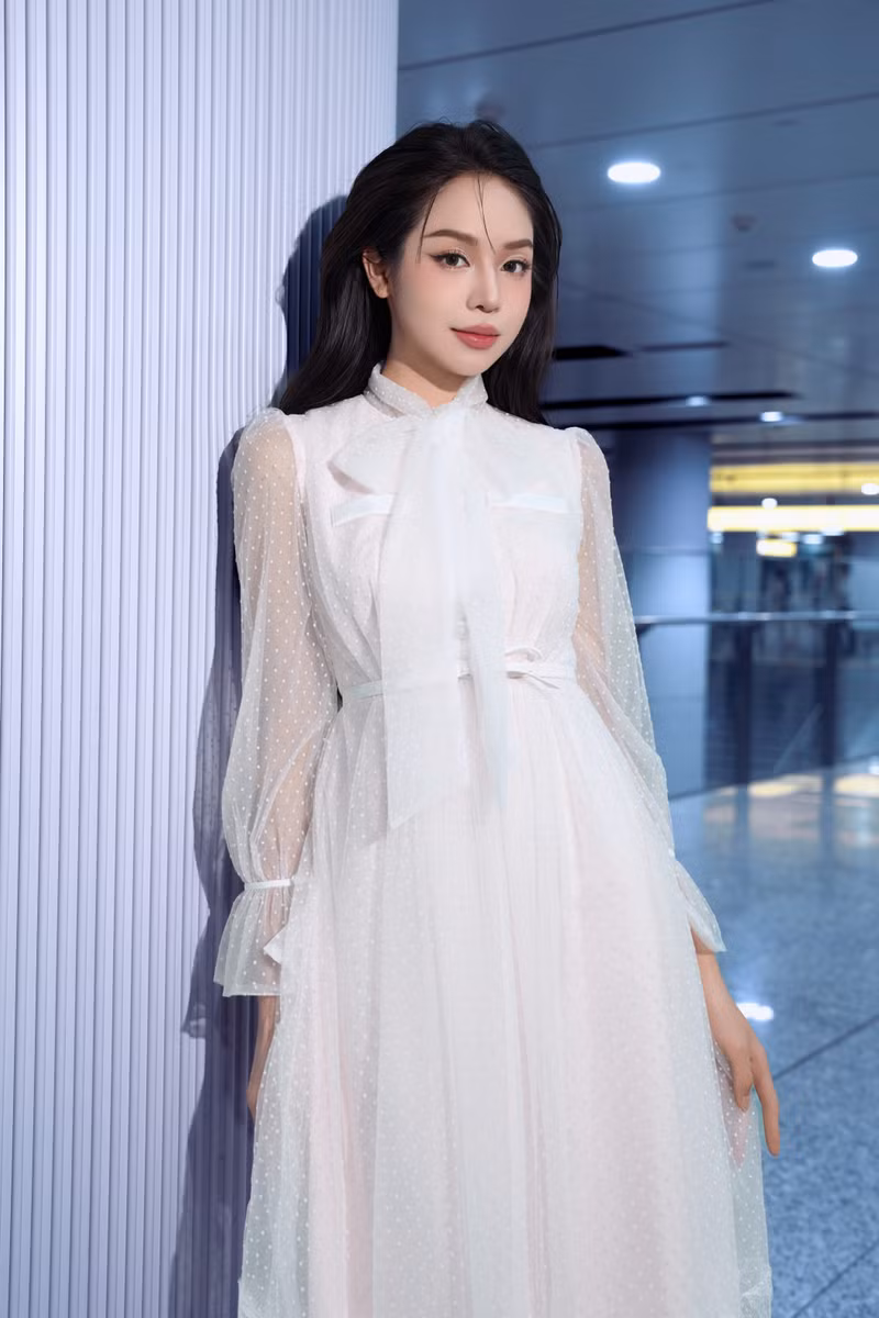 Hoa hậu Thanh Thủy vừa được trao tặng danh hiệu “Cá nhân truyền cảm hứng sáng tạo cùng Metro”. ltt08916.jpg