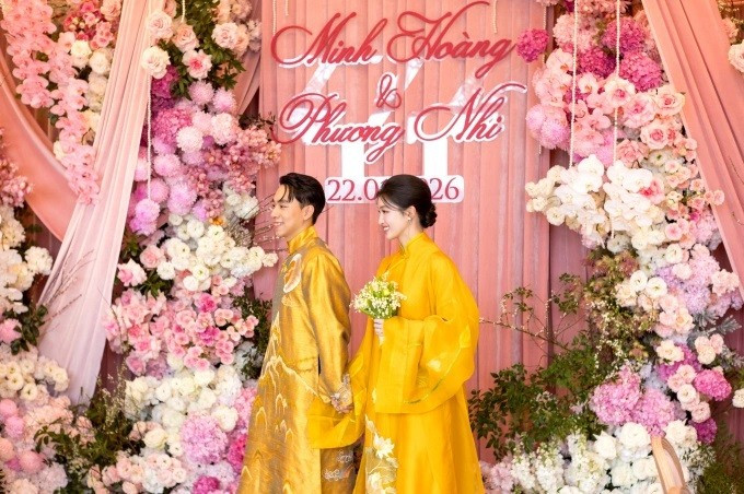 Kiểu tóc búi thấp gọn gàng càng làm nổi bật gương mặt rạng rỡ, toát lên vẻ sang trọng, đúng chuẩn hình ảnh người con dâu trong ngày vu quy. a-hau-phuong-nhi-03.jpg