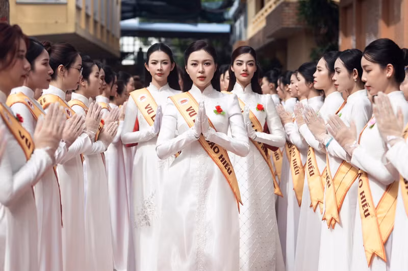 Trong không khí trang nghiêm, cả hai người đẹp cùng hòa mình vào những nghi thức truyền thống, đặc biệt là nghi thức cài hoa hồng – biểu tượng của lòng hiếu thảo và biết ơn đối với đấng sinh thành. f62b0003-77d9-4ecd-b8ba-5fbfd2295f15.jpg