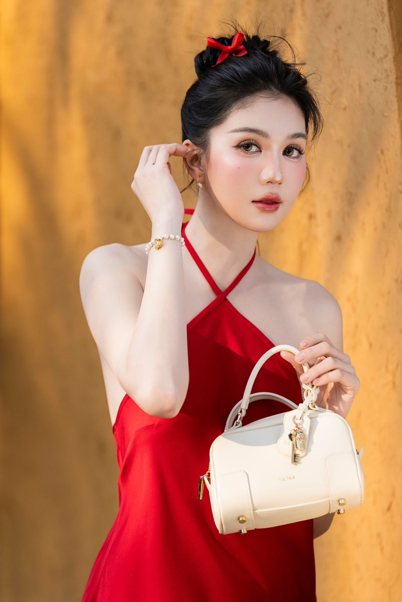 Sự tự nhiên, hài hước khi tự nhận mình có phần “đẫy đà” nhanh chóng thu hút sự quan tâm của cộng đồng mạng. ngoc-trinh-12.jpg