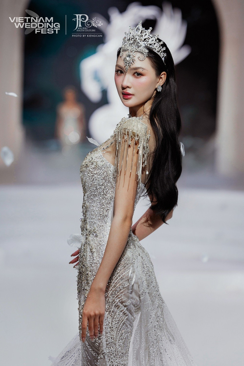 cam-ly-tren-runway-pham-dang-anh-thu-1.jpg