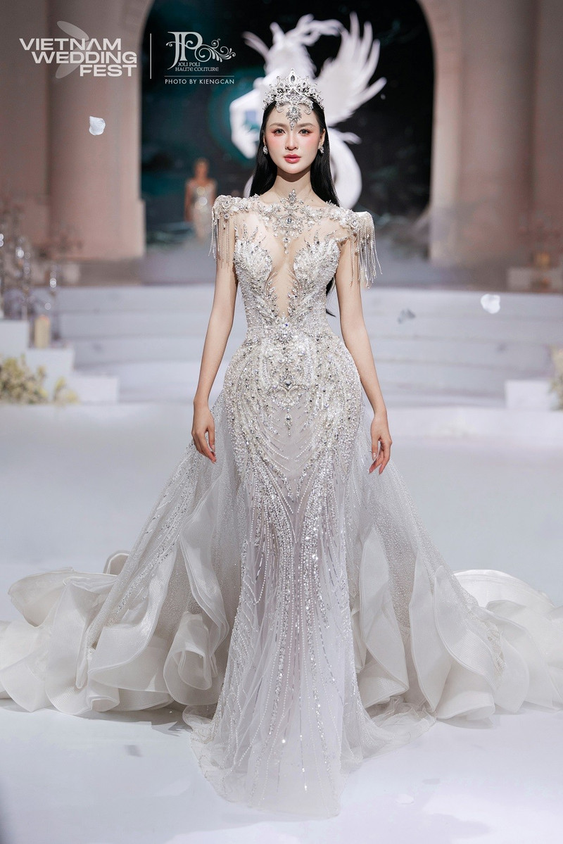 cam-ly-tren-runway-pham-dang-anh-thu-2.jpg