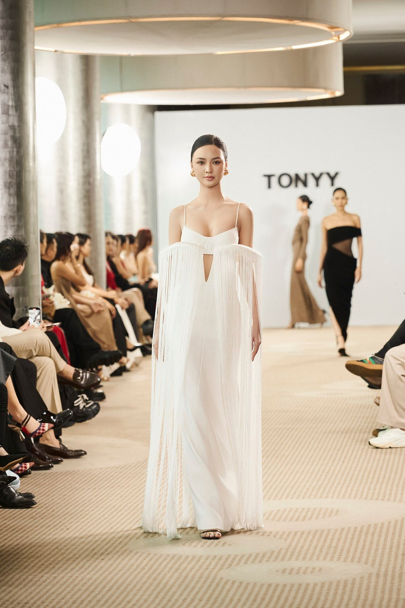 cam-ly-tren-san-runway-tonyy-1.jpg
