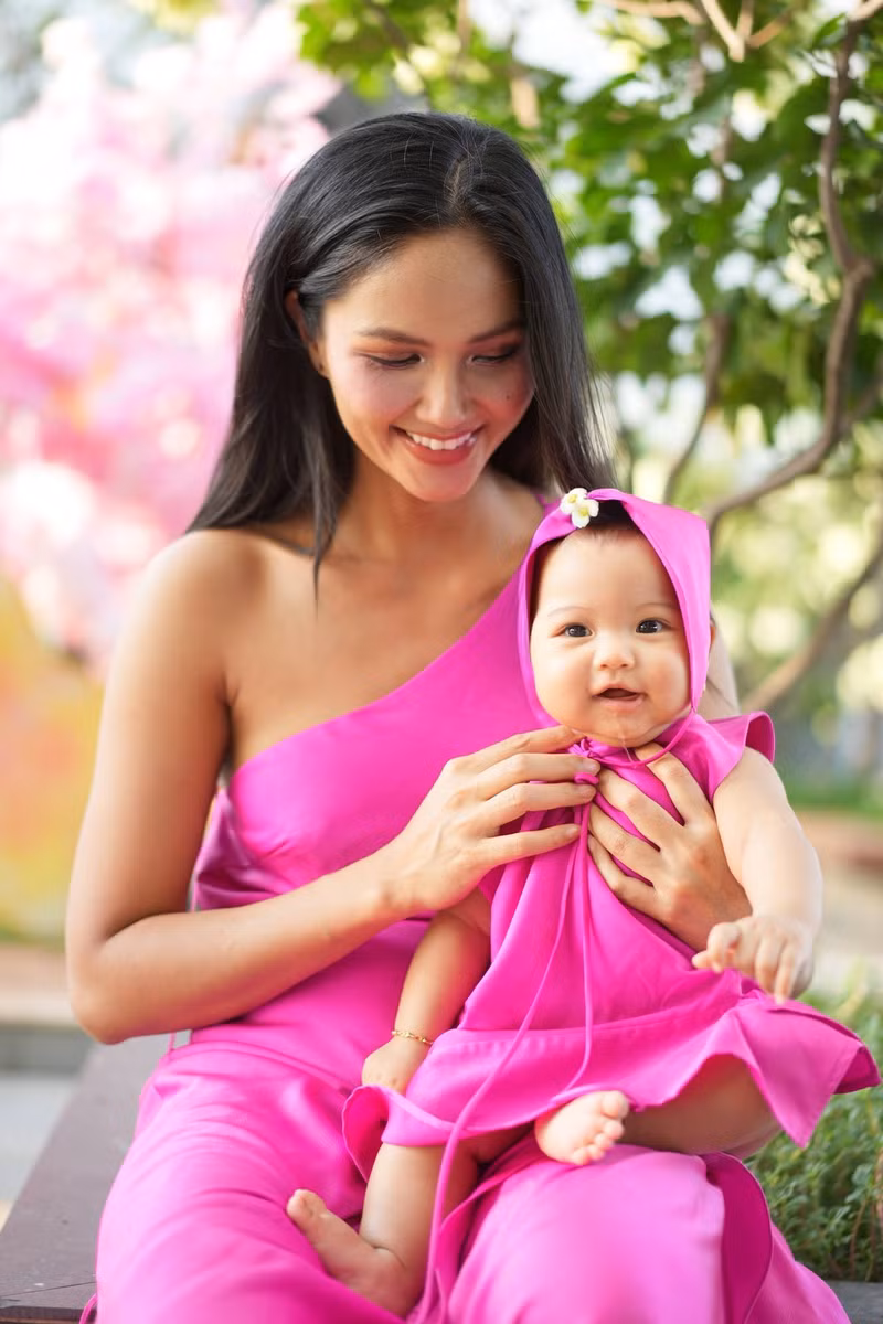 Không chỉ dừng lại ở yếu tố màu sắc, phong cách thời trang của hai mẹ con còn ghi điểm nhờ sự tinh tế và đồng điệu. hhen-nie-4.jpg