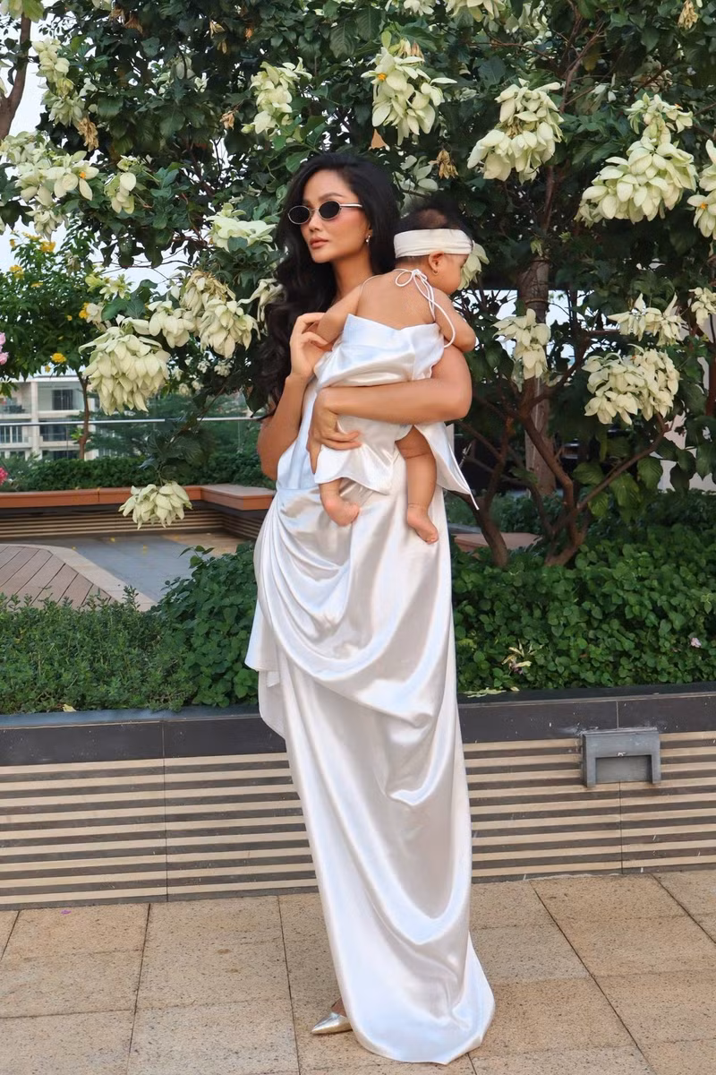 H'Hen Niê mới đây đã khiến người hâm mộ không khỏi thích thú khi chia sẻ loạt hình ảnh diện đồ đôi cực đáng yêu cùng con gái cưng. hhen-nie-8.jpg