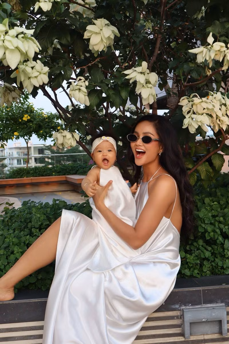 Khác với hình ảnh mạnh mẽ, cá tính thường thấy trên sàn diễn, nàng hậu khi ở bên ái nữ lại toát lên vẻ dịu dàng, gần gũi và tràn đầy năng lượng của một người mẹ trẻ. hhen-nie-6.jpg