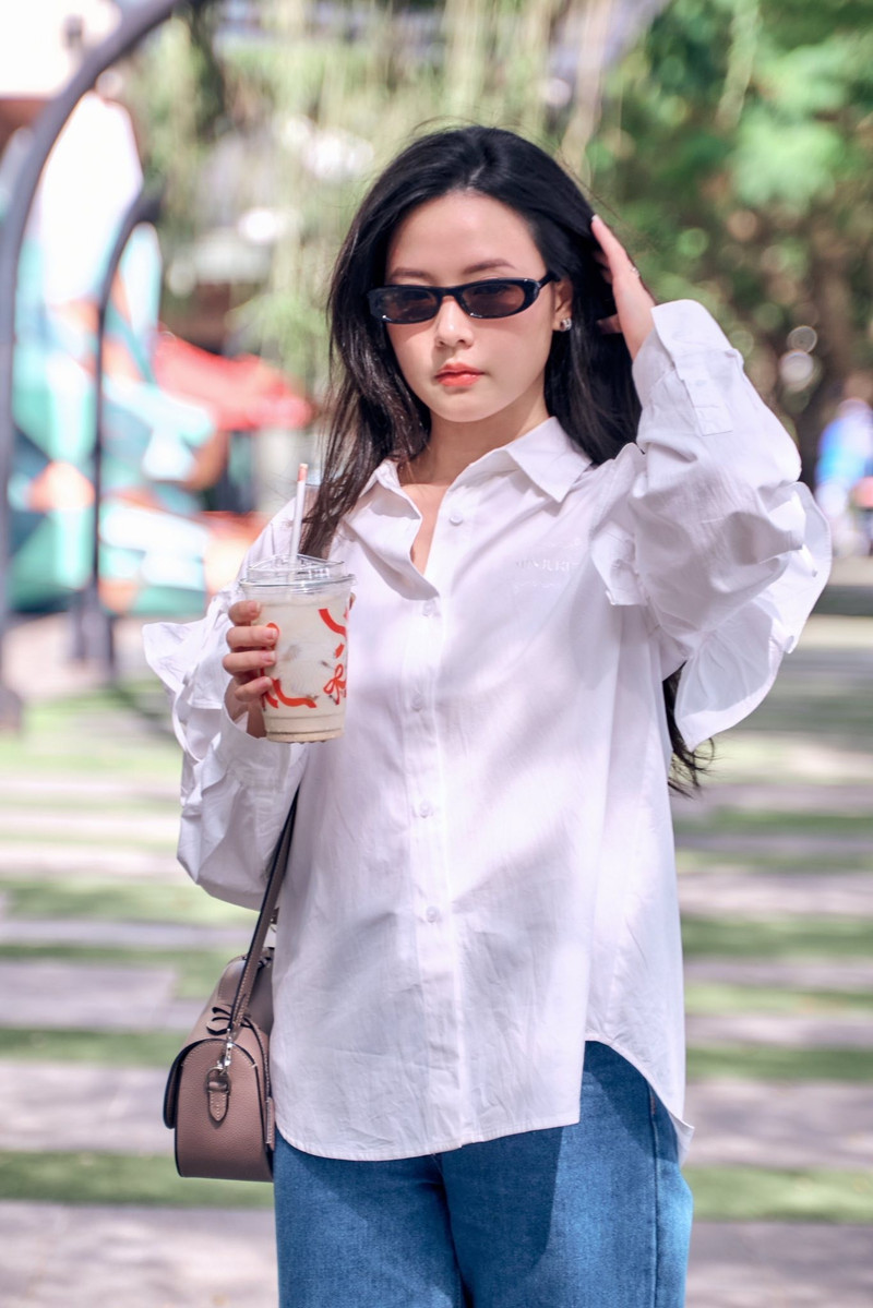 Trong loạt ảnh được chia sẻ, Midu xuất hiện với vẻ ngoài thanh lịch, đầy sức sống. midu-7.jpg