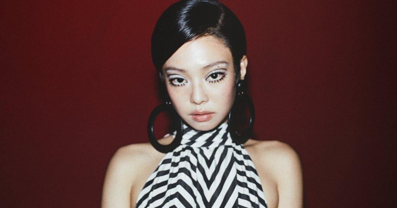 Không đóng khung bản thân trong một phong cách cố định, Jennie liên tục thử nghiệm và biến hóa, từ ngọt ngào, quyến rũ cho đến cá tính, nổi loạn. jennie-4.jpg