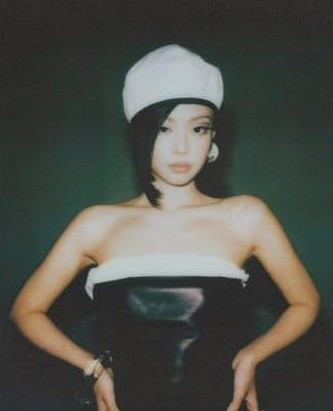 Lấy cảm hứng từ thập niên 1960 – giai đoạn bùng nổ của những cuộc cách mạng thời trang và văn hóa, Jennie xuất hiện với mái tóc ngắn gọn gàng, được tạo kiểu tinh tế nhưng vẫn mang nét hiện đại. jennie-5.jpg