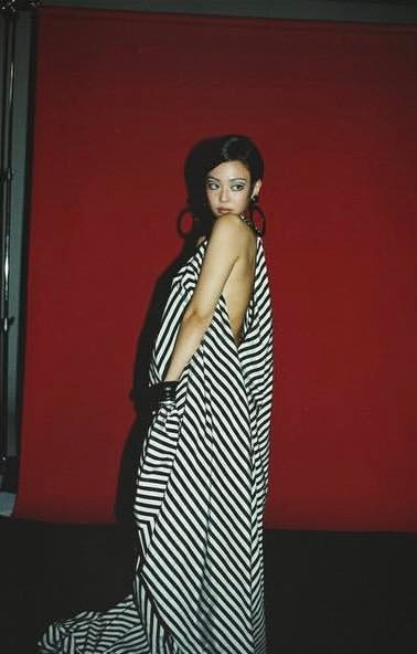 Trang phục đi kèm cũng được lựa chọn khéo léo để hài hòa với tổng thể. jennie-7.jpg