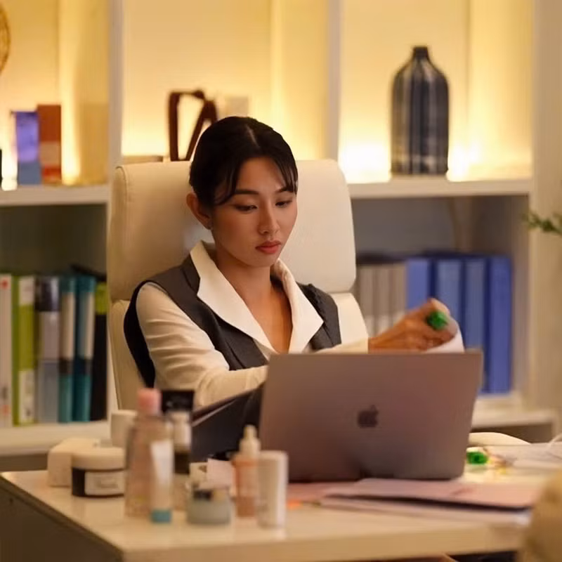 Cô nàng gặp phải rất nhiều những áp lực trong cuộc sống khi phải cân bằng giữa gia đình và phát triển sự nghiệp. thuy-tien-1.jpg