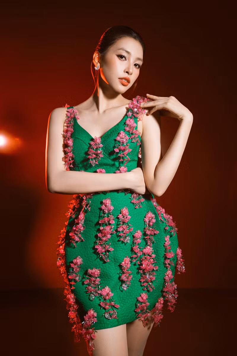 Dù bị tuột dây giày, Hoa hậu Tiểu Vy nhanh chóng lấy lại thần thái, tiếp tục sải bước và hoàn thành màn trình diễn. hoa-hau-tieu-vy-2.jpg