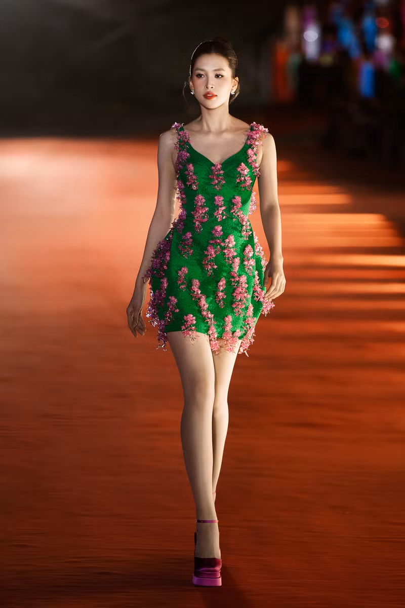 Nàng hậu diện bộ trang phục được may đo kỹ lưỡng, đính kết tỉ mỉ. hoa-hau-tieu-vy-12.jpg