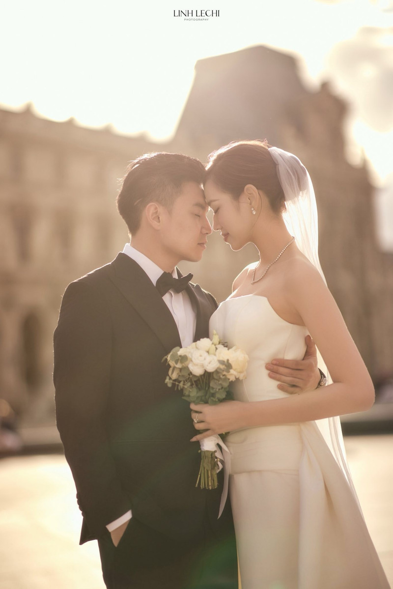 Không gian từ kiến trúc cổ kính châu Âu, phong cảnh hồ nước xanh biếc và dãy núi phủ mây đã mang đến phong cách vừa cổ điển vừa sang trọng cho bộ ảnh. do-ha-9.jpg